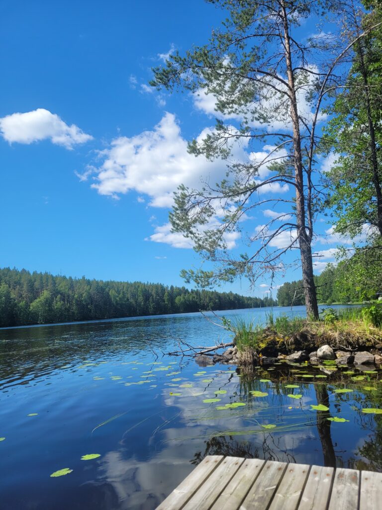 Kuva Ruusintorpan laiturilta järvelle. Taivas ja vesi ovat kirkkaan siniset.